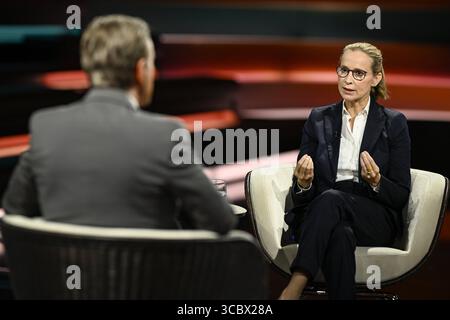 Markus Lanz mit Prof. Frauke Brosius-Gersdorf 07/25 ihr Markus Lanz und Prof. Frauke Brosius-Gersdorf am 15. Juli 2025 in Markus Lanz TV Fernsehen Talkshow Talkshow Talkshow Deutschland deutsch deutsche Frau Schriftstellerin Literatur Juristin Autorin Verfassungsrechtlerin Professorin Verfassungsgericht Mann Italien italienisch italienisch-deutscher Moderator Fotografie Fotograf Journalistin Journalistin Journalistin Journalistin Journalistin Journalistin Journalistin Journalistin Journalistin Autorin Autorin Gastgeberin deutsch-italienischer Moderatorin Fotografin quer halb sitzend sprechend gestikuliert *** Markus Lanz mit Pro Stockfoto