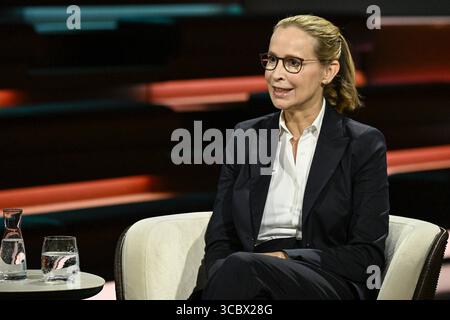 Prof. Frauke Brosius-Gersdorf Juristin 07/25 Ihre Prof. Frauke Brosius-Gersdorf am 15. Juli 2025 in Markus Lanz TV Fernsehen Talkshow Talkshow Talkshow Talkshow Deutschland deutsch deutsche Frau Schriftstellerin Literatur Autorin Verfassungsrechtlerin Professorin deutsche Rechtsanwältin Journalistin Journalistin Autorin quer halb sitzend sprechend *** Prof Frauke Brosius Gersdorf Rechtsanwältin 07 25 Ihr Prof Frauke Brosius Gersdorf am 15. Juli 2025 in Markus Lanz TV-Talkshow Talkshow Stockfoto