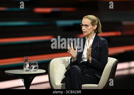 Prof. Frauke Brosius-Gersdorf Juristin 07/25 Ihre Prof. Frauke Brosius-Gersdorf am 15. Juli 2025 in Markus Lanz TV Fernsehen Talkshow Talkshow Talkshow Deutschland deutsch deutsche Frau Schriftstellerin Literatur Autorin Verfassungsrechtlerin Professorin deutsche Rechtsanwältin Fachanwältin Journalistin Journalistin Autorin quer halb sitzend sprechend gestikuliert *** Prof Frauke Brosius Gersdorf Rechtsanwältin 07 25 ihr Prof Frauke Brosius Gersdorf am 15. Juli 2025 in Markus Lanz TV Talkshow Stockfoto