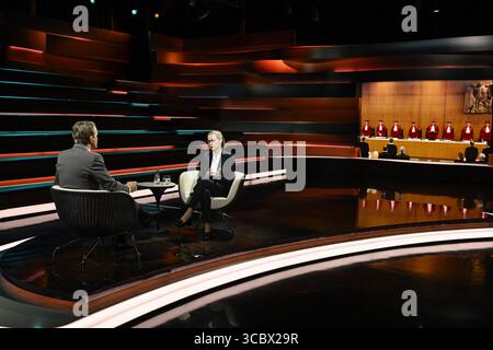 Markus Lanz mit Prof. Frauke Brosius-Gersdorf 07/25 ihr Markus Lanz und Prof. Frauke Brosius-Gersdorf am 15. Juli 2025 in Markus Lanz TV Fernsehen Talkshow Talkshow Talkshow Deutschland deutsch deutsche Frau Schriftstellerin Literatur Juristin Autorin Verfassungsrechtlerin Professorin Verfassungsgericht Gericht Richter Mann Italien Italienisch Italienisch Italienisch-deutscher Moderator Fotografie Fotograf Journalistin Journalistin Journalistin Journalistin Journalistin Autorin Autorin Gastgeberin deutsch-italienisch Moderatorin Fotografin quer ganz freistellbar sitzend sprechend gestikulie Stockfoto