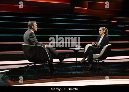 Markus Lanz mit Prof. Frauke Brosius-Gersdorf 07/25 ihr Markus Lanz und Prof. Frauke Brosius-Gersdorf am 15. Juli 2025 in Markus Lanz TV Fernsehen Talkshow Talkshow Talkshow Deutschland deutsch deutsche Frau Schriftstellerin Literatur Juristin Autorin Verfassungsrechtlerin Professorin Verfassungsgericht Mann Italien italienisch italienisch-deutscher Moderator Fotografie Fotograf Journalistin Journalistin Journalistin Journalistin Journalistin Journalistin Journalistin Journalistin Autorin Autorin Gastgeberin deutsch-italienischer Moderatorin Fotografin quer ganz freistellbar sitzend sprechend gestikuliert *** Markus Stockfoto