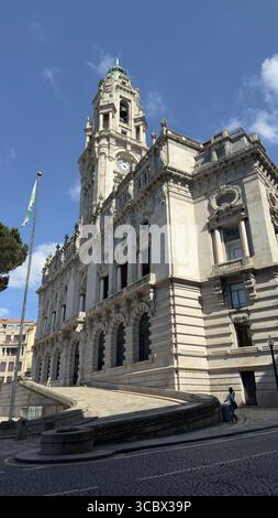 Rathaus von Porto auf der Avenida dos Aliados Stockfoto