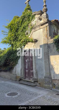 Verlassene historische portugiesische Kirche bedeckt mit Ivy Stockfoto