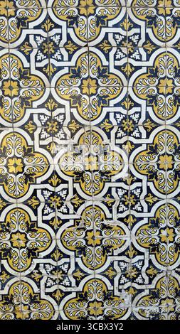 Traditionelles portugiesisches Fliesenmuster an der Hausfassade Stockfoto