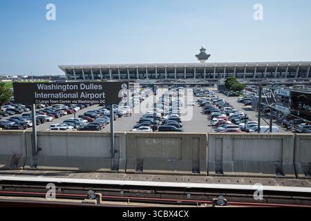 Ein großer Blick auf das Passagierterminal des internationalen Flughafens Washington Dulles und die belebten Parkmöglichkeiten. Stockfoto