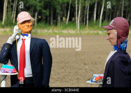 Die Präsidenten Donald Trump und Wladimir Putin halten Spielzeugtelefone. Lustige Installation von Hannu ja Satu Tahkokallio. Selektiver Fokus auf Präsident Putin. Salo, Finnland. August 2025. Stockfoto