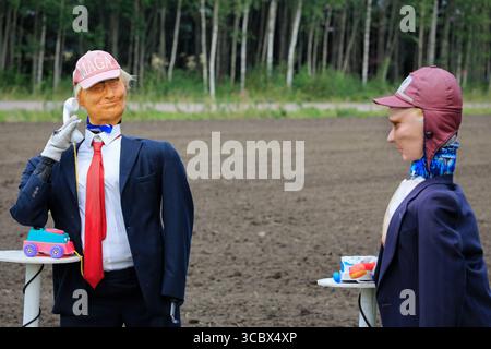 Die Präsidenten Donald Trump und Wladimir Putin halten Spielzeugtelefone. Lustige Installation von Hannu ja Satu Tahkokallio. Selektiver Fokus auf Präsident Trump. Salo, Finnland. August 2025. Stockfoto
