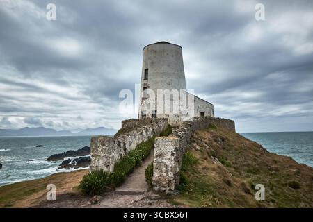 Llanddwyn Leuchtturm an der Spitze von Llanddwyn Island in der Nähe von Newborough warren auf Anglesey UK Stockfoto
