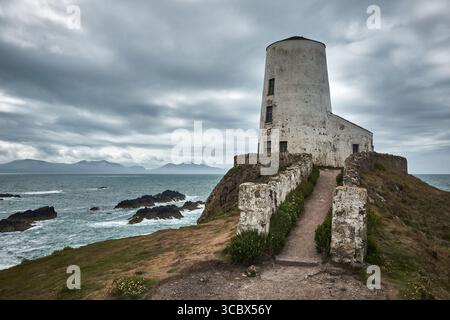 Llanddwyn Leuchtturm an der Spitze von Llanddwyn Island in der Nähe von Newborough warren auf Anglesey UK Stockfoto