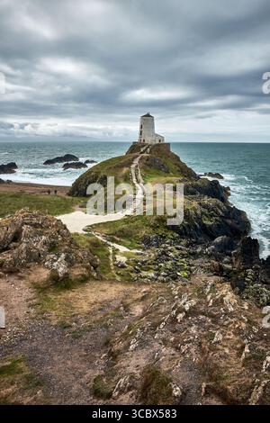 Stufen führen zum Leuchtturm von Llanddwyn an der Spitze von Llanddwyn Island in der Nähe von Newborough warren auf Anglesey UK Stockfoto