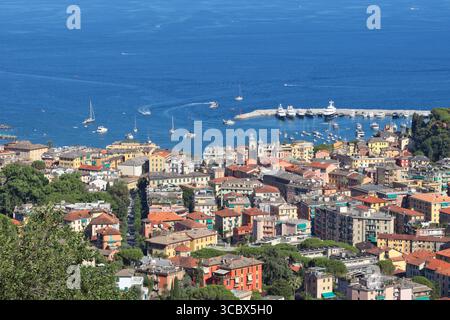 Camogli, Italien - 11. Juli 2025. Yachten, Boote in der Bucht von Ligurien. Meer und Tourismus in Italien. Traditionelle Gebäude. Hintergrund für die Konstruktion. Stockfoto