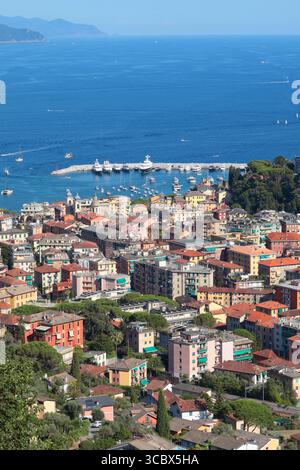 Camogli, Italien - 11. Juli 2025. Yachten, Boote in der Bucht von Ligurien. Meer und Tourismus in Italien. Traditionelle Gebäude. Hintergrund für die Konstruktion. Stockfoto