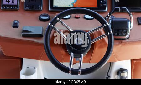 Marmaris, Türkei - Juli 2025: Lenkrad auf einer Yacht. Navigationskonsole eines Motorbootes. Innenansicht eines Bootes mit Bedienkonsole Stockfoto
