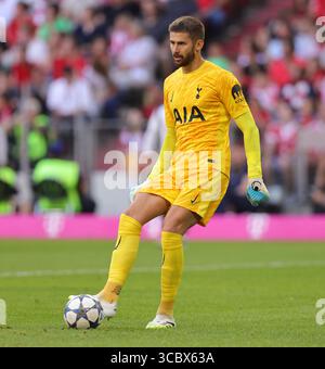 firo : 07.08.2025, Fußball, 1. Liga, 1.Bundesliga, Saison 2025/2026, Telekom Cup, FC Bayern München - Tottenham Hotspur, Torhüter Guglielmo Vicario von Tottenham Hotspur Torwart spielt den Ball einzeln Stockfoto