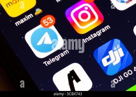 Moskau, Russland - 13. Dezember 2024: Telegramm, Instagram und DJI Go App Icons auf dem Display eines iPhone. Stockfoto