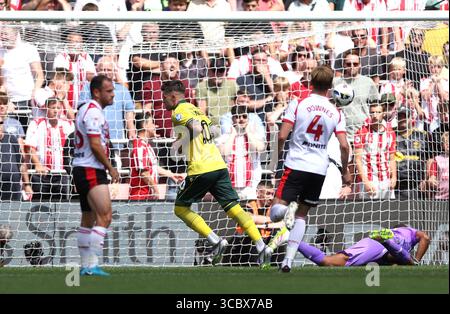 Wrexham's Josh Windass (Mitte) erzielt das erste Tor des Spiels vom Elfmeter aus beim Sky Bet Championship Match im St Mary's Stadium in Southampton. Bilddatum: Samstag, 9. August 2025. Stockfoto