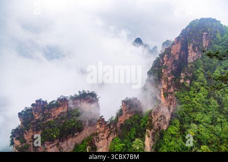 Fantastische natürliche Landschaft mit Steinsäulen Quarzberge in Nebel und Wolken. Zhangjiajie Nationalpark. Berühmte Touristenattraktion in Wulingyuan, Hu Stockfoto