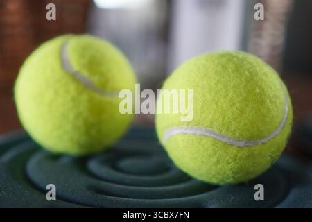 Zwei Tennisbälle liegen auf einer grünen Fläche. Sportausrüstung, Spiel. Stockfoto