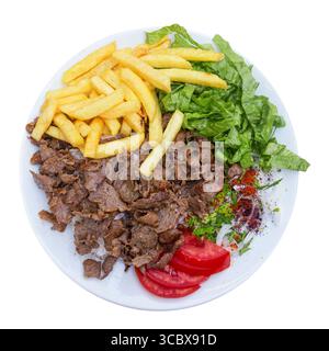 Türkische Küche. Dönerfleisch mit Pommes frites Kartoffeln, Salat, Tomaten und Reis auf Teller. Draufsicht und isoliert auf weiß. Stockfoto