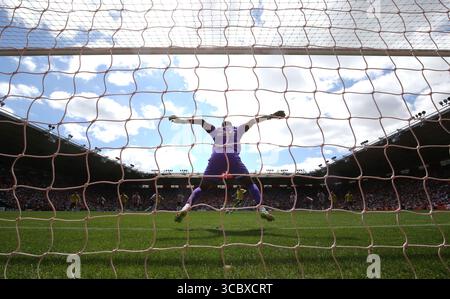 Wrexham's Josh Windass erzielt das erste Tor des Spiels vom Elfmeterschießen hinter Southampton Torhüter Gavin Bazunu während des Sky Bet Championship Matches im St Mary's Stadium in Southampton. Bilddatum: Samstag, 9. August 2025. Stockfoto