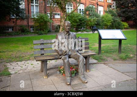 Blick auf das Alan Turing Memorial. Das Alan Turing Memorial in den Sackville Gardens in Manchester, 5. August 2025, England, ist eine Skulptur in Memo Stockfoto