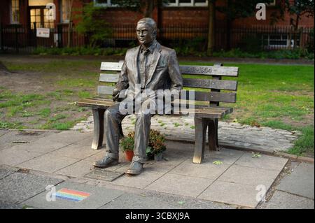 Blick auf das Alan Turing Memorial. Das Alan Turing Memorial in den Sackville Gardens in Manchester, 5. August 2025, England, ist eine Skulptur in Memo Stockfoto