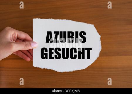 Azubis gesucht Auszubildende gesucht Azubis gesucht Auszubildende gesucht Frau Hand hält ein Stück Papier mit einer Notiz. Hinweis GER2005 azubis gesucht Stockfoto