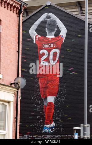 Liverpool, Großbritannien. August 2025. Ein neues Wandgemälde „Forever 20 Diogo Jota“, entworfen von MurWalls, das auf der Sybil Road in Anfield zu Ehren des verstorbenen Liverpool-Fußballvereins und des portugiesischen internationalen Stürmers gesehen wurde. Quelle: SOPA Images Limited/Alamy Live News Stockfoto