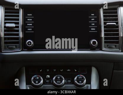 Hintergrund Fahrzeuginnenraum. Multimedia-Touchscreen-System in einem modernen Luxusauto Stockfoto
