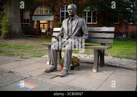 Madrid, Spanien. August 2025. Blick auf das Alan Turing Memorial. Das Alan Turing Memorial in den Sackville Gardens in Manchester, 5. August 2025, England, ist eine Skulptur zum Gedenken an Alan Turing, einen Pionier der modernen Computertechnik (Foto: Oscar Gonzalez/SIPA USA) Credit: SIPA USA/Alamy Live News Stockfoto