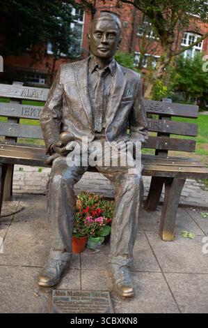 Madrid, Spanien. August 2025. Blick auf das Alan Turing Memorial. Das Alan Turing Memorial in den Sackville Gardens in Manchester, 5. August 2025, England, ist eine Skulptur zum Gedenken an Alan Turing, einen Pionier der modernen Computertechnik (Foto: Oscar Gonzalez/SIPA USA) Credit: SIPA USA/Alamy Live News Stockfoto