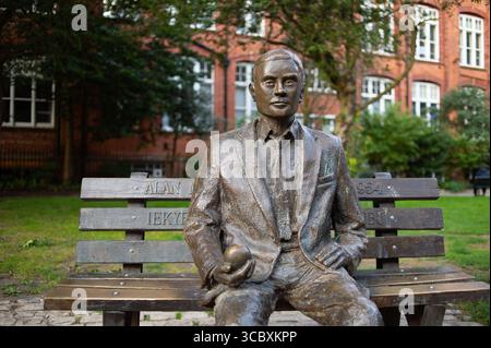 Madrid, Spanien. August 2025. Blick auf das Alan Turing Memorial. Das Alan Turing Memorial in den Sackville Gardens in Manchester, 5. August 2025, England, ist eine Skulptur zum Gedenken an Alan Turing, einen Pionier der modernen Computertechnik (Foto: Oscar Gonzalez/SIPA USA) Credit: SIPA USA/Alamy Live News Stockfoto