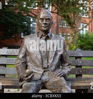 Madrid, Spanien. August 2025. Blick auf das Alan Turing Memorial. Das Alan Turing Memorial in den Sackville Gardens in Manchester, 5. August 2025, England, ist eine Skulptur zum Gedenken an Alan Turing, einen Pionier der modernen Computertechnik (Foto: Oscar Gonzalez/SIPA USA) Credit: SIPA USA/Alamy Live News Stockfoto