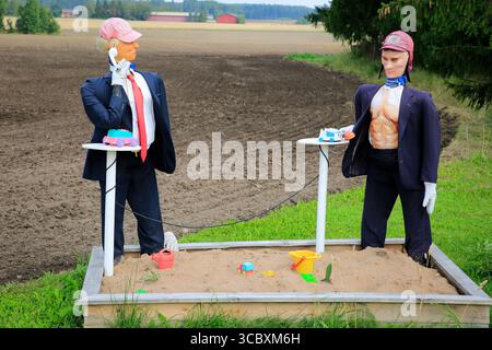 Die Präsidenten Donald Trump und Wladimir Putin in einer Sandbox mit Spielzeugtelefonen. Lustige Installation von Hannu ja Satu Tahkokallio. Salo, Finnland. August 25. Stockfoto