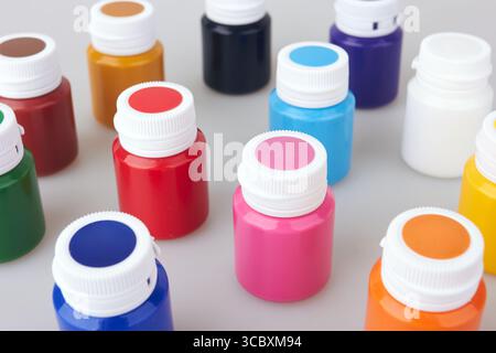 Farbe gouache Gläser und Farben Acrylfarben auf weißem Hintergrund Stockfoto