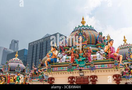 Dachdekoration Schnitzereien am Sri Mariamman Tempel, Singapur Stockfoto