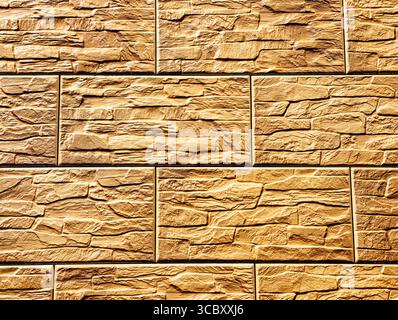 Wandstruktur aus Naturstein – strukturierte felsige Oberfläche für Innenarchitektur, Renovierung von Häusern und kommerzielles Branding. Hochauflösender Hintergrund Stockfoto