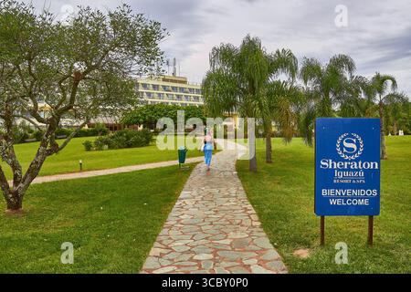 Eingang zum Sheraton Hotel Luxury Resort mit tropischer Landschaftsgestaltung und stilvollem Pathway in Iguazu, Argentinien. Stockfoto