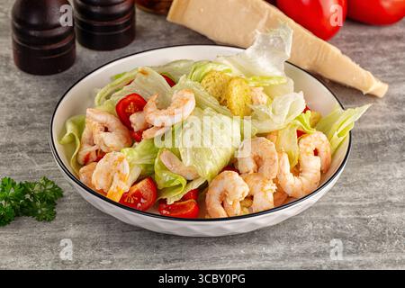 Leckerer caesar-Salat mit Garnelen und Eisberg Stockfoto