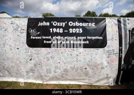 Derbyshire, England, 9. August 2025. Fans, die Ozzy Osbourne beim Bloodstock Open Air 2025 in Derbyshire Tribut zollen. Quelle: Izzy Clayton/Alamy Live News Stockfoto