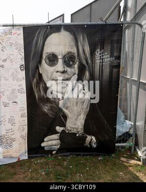 Derbyshire, England, 9. August 2025. Fans, die Ozzy Osbourne beim Bloodstock Open Air 2025 in Derbyshire Tribut zollen. Quelle: Izzy Clayton/Alamy Live News Stockfoto