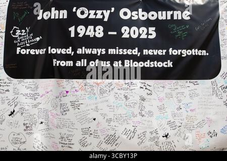 Derbyshire, England, 9. August 2025. Fans, die Ozzy Osbourne beim Bloodstock Open Air 2025 in Derbyshire Tribut zollen. Quelle: Izzy Clayton/Alamy Live News Stockfoto