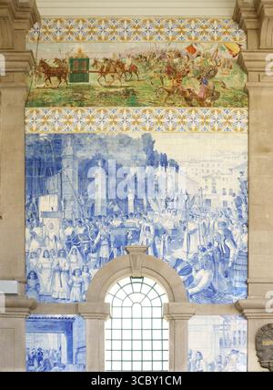 Azulejo-Fliesenplatten am Bahnhof São Bento in Porto, Portugal – historische blaue und weiße Keramikwerke Stockfoto