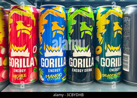 Moskau, Russland - 15. Januar 2025: Verschiedene Aluminiumdosen mit Gorilla Energy Drink in einem Supermarkt. Stockfoto