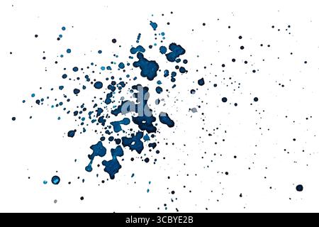 Abstrakte Tintenspritzer oder -Tropfen auf weißem Hintergrund. Blaue Aquarellspritzer isoliert. Stockfoto