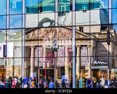 Reflexion des Theaters Royale de la Monnaie im gegenüber liegenden Schaufenster auf dem Place de la Monnaie im Zentrum von Brüssel, Belgien. Stockfoto