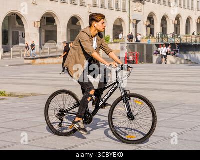Junger Mann auf dem Muddyfox Trail Radfahren über den Platz im Zentrum von Brüssel, Belgien. Stockfoto
