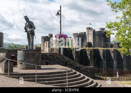 Tommy Cooper Statue in Caerphilly, Bronzeskulptur des walisischen Komikers und Magiers in seiner Geburtsstadt South Wales, Großbritannien Stockfoto