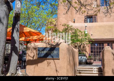Santa Fe, NM, USA - 16. Mai 2025: Luminaria Restaurant und Patio im Loretto Inn and Spa in Downtown Santa Fe Stockfoto