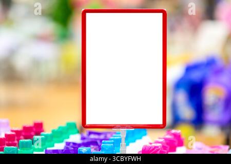 Werbemockup. Leeres, leeres rotes Schild oder Reklametafel vor verschwommenem Supermarkthintergrund. Stockfoto